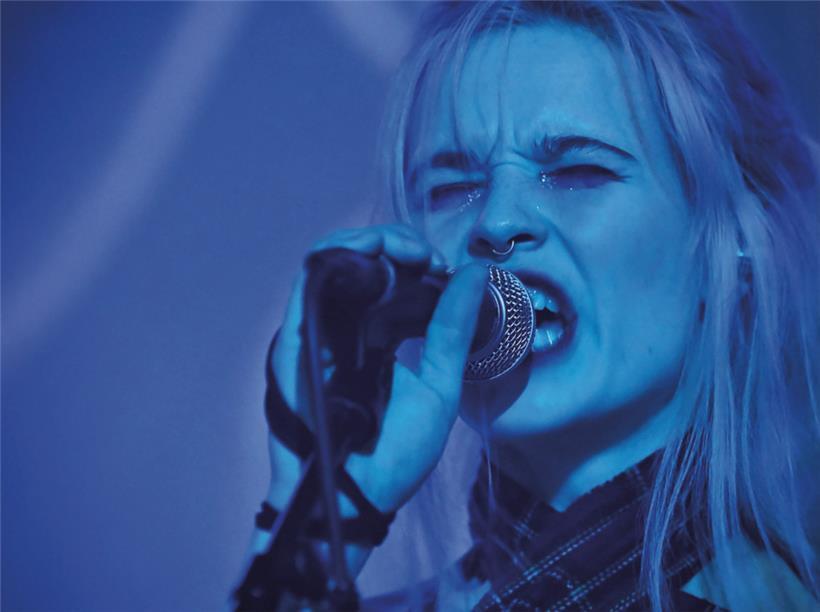 Will ihre Zuhörer wachrütteln: Diana Burkot, Mitglied von Pussy Riot, auf der Bühne in der Escher Kulturfabrik
