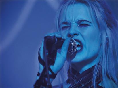 Will ihre Zuhörer wachrütteln: Diana Burkot, Mitglied von Pussy Riot, auf der Bühne in der Escher Kulturfabrik
