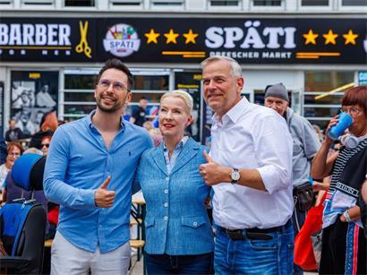 Will seine Partei weiter in die gesellschaftliche Mitte tragen: AfD-Spitzenkandidat Leif-Erik Holm (r.) in Schwerin, mit der AfD-Landtagsabgeordneten Petra Federau und Dennis Hohloch aus der AfD-Fraktion im Landtag Brandenburg