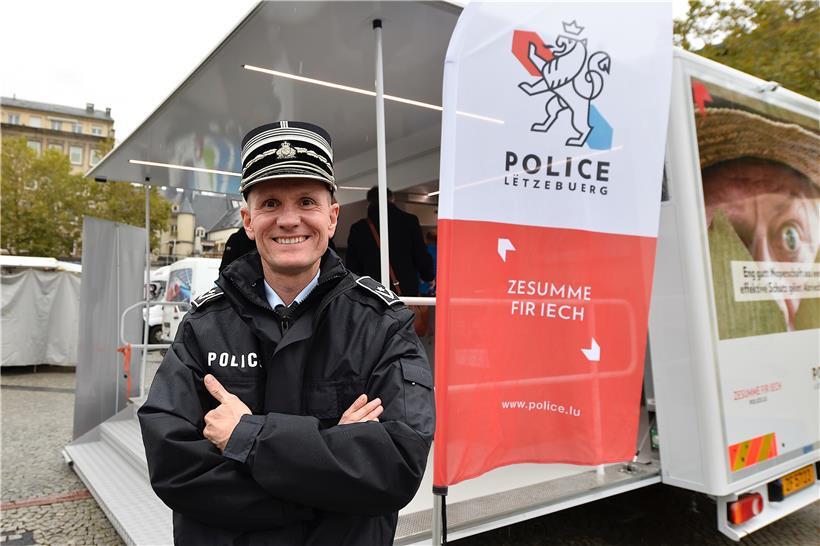 Willkommen im neuen Showroom der Polizei: Der beigeordnete Direktor für Präventionsarbeit Pascal Peters und seine Beamten freuen sich über das neue Präventionstool
