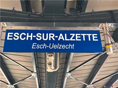 Willkommen in Esch-Uelzecht: Die CFL wollen die Luxemburger Sprache sichtbarer machen
