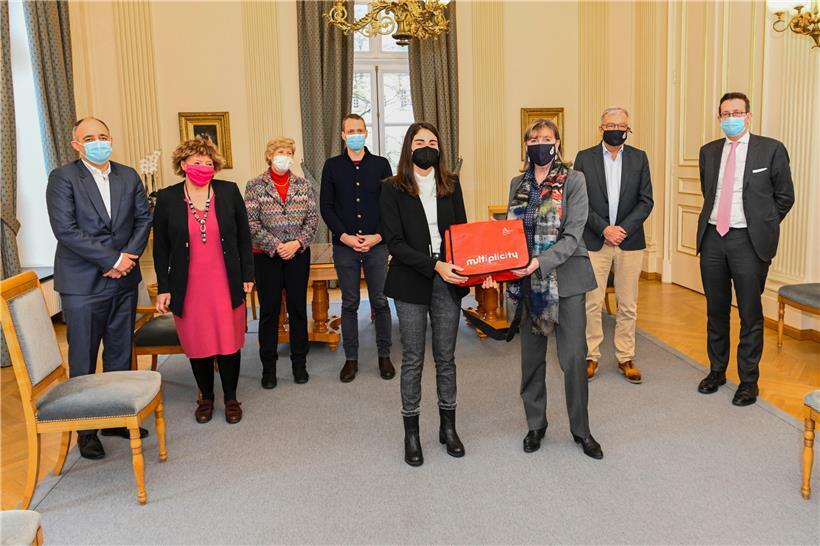 Willkommen in Luxemburg-Stadt: Bürgermeisterin Lydie Polfer (Dritte von rechts) überreicht der 125.000sten Bürgerin Iva Teresa Casado Gutierrez (Vierte von rechts) eine schicke Tasche zum Dank
