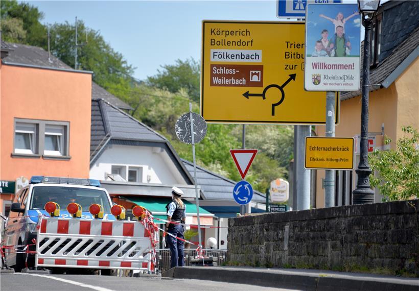 „Willkommen in Rheinland-Pfalz“: So war die Situation in Echternach im Mai 2020: Polizisten kontrollieren auf der gesperrten Grenzbrücke
