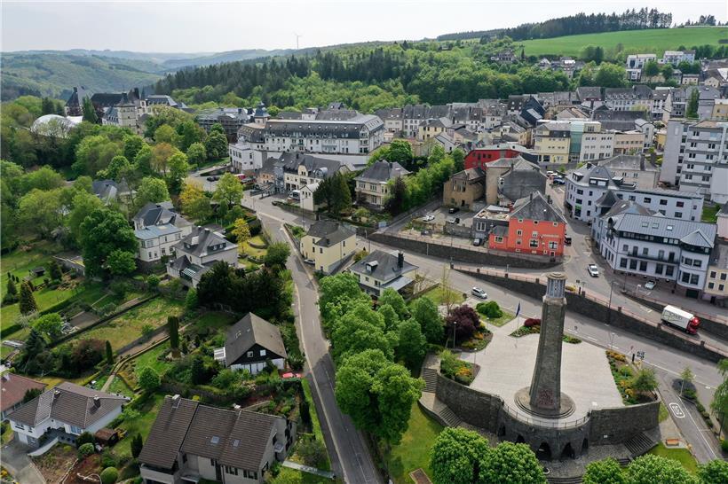 Wiltz im Mai 2020: Rechts unten ist das „Nationale Streikdenkmal“ zu sehen, links oben das Schloss mit dem Freilichttheater
