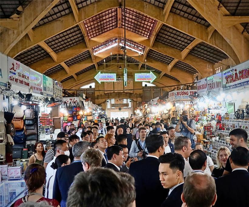 Wimmelbild mit Premier im Markt von Ho-Chi-Minh-Stadt
