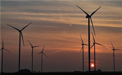  Windenergieanlagen im Sonnenuntergang 
