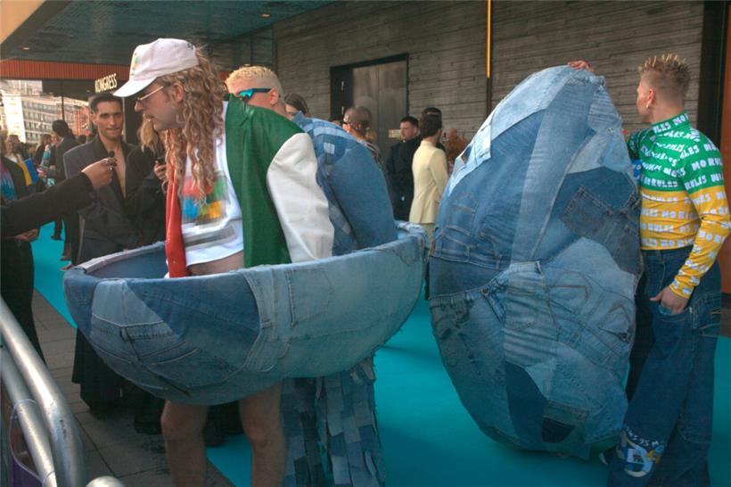 Windows95man im Jeans-Ei-Outfit
