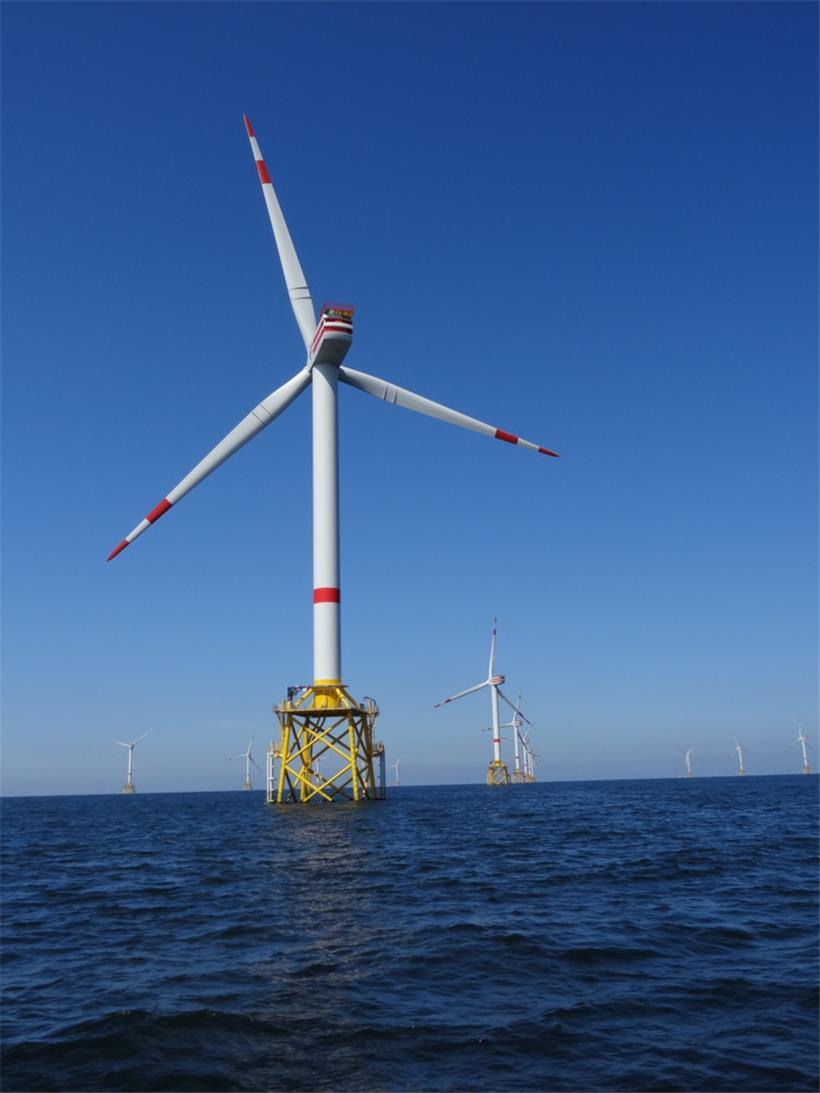 Windräder vor der belgischen Küste

