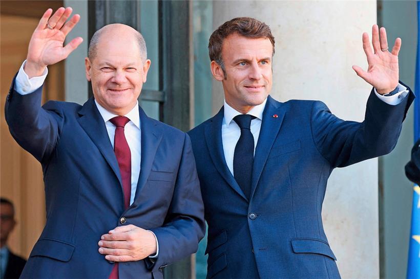 Winken gegen schlechte Stimmung: Macron und Scholz in Paris
