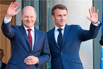 Winken gegen schlechte Stimmung: Macron und Scholz in Paris
