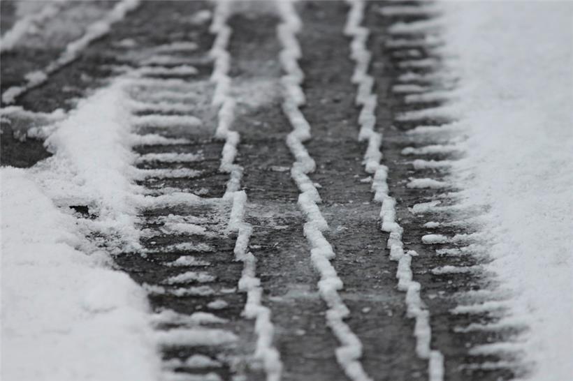 Winterreifen plus angepasste Fahrweise dürften in den kommenden Stunden beim Autofahren nützlich sein
