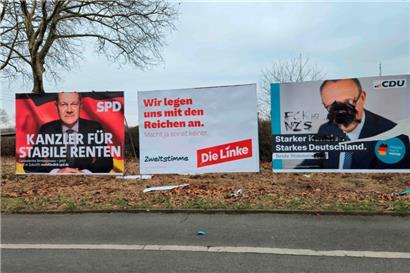 Winterwahlkampf mit rauen Tönen: Wahlplakate in Dortmund
