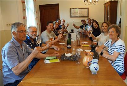 Winzer Laurent Kox (links) bewirtete englische und luxemburgische Weinliebhaber
