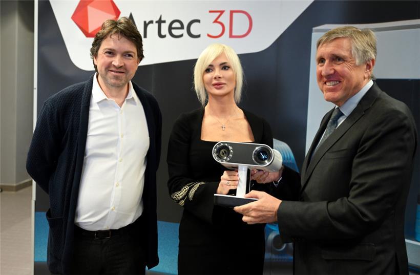 „Wir brauchen genau das“: Artec3D-Chef Artem Yukhin, die ukrainische Juristin und Forensikerin Nataliia Nestor und Verteidigungsminister François Bausch in Diekirch
