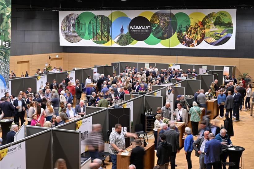 Wir kämpfen uns auf dem „Maacher Wäimoart“ durch viele Besucher, um die Luxemburger Winzer und ihre Geschmäcke besser kennenzulernen
