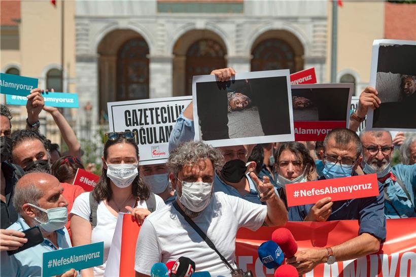„Wir können nicht atmen“: Proteste in Istanbul nach der brutalen Festnahme am Samstag 
