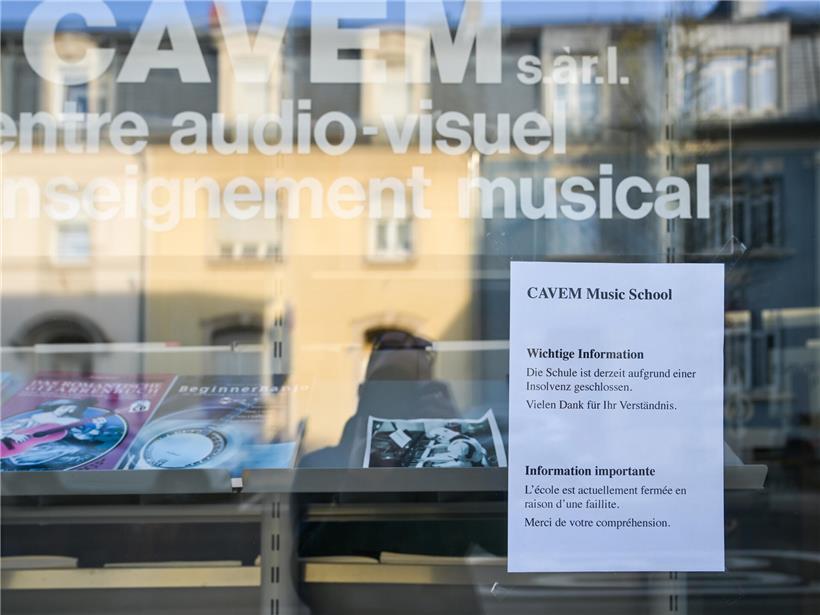 Lehrer der Musikschule stehen fassungslos im Klassenzimmer und diskutieren über unerwartete Probleme im Unterricht