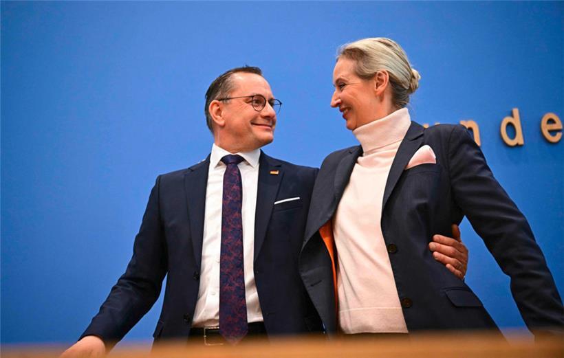 „Wir sind jetzt die politische Mitte“? Die AfD-Parteichefs Tino Chrupalla und Alice Weidel am Montag nach der Wahl in der Bundespressekonferenz. Doch mit der in Teilen rechtsextremen Partei will niemand eine Koalition bilden.
