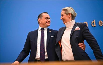 „Wir sind jetzt die politische Mitte“? Die AfD-Parteichefs Tino Chrupalla und Alice Weidel am Montag nach der Wahl in der Bundespressekonferenz. Doch mit der in Teilen rechtsextremen Partei will niemand eine Koalition bilden.
