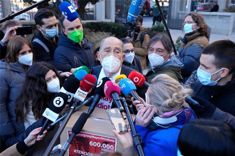 „Wir werden nicht aufgeben“: Carlos San Juan spricht mit Journalisten vor dem Wirtschaftsministerium in Madrid

