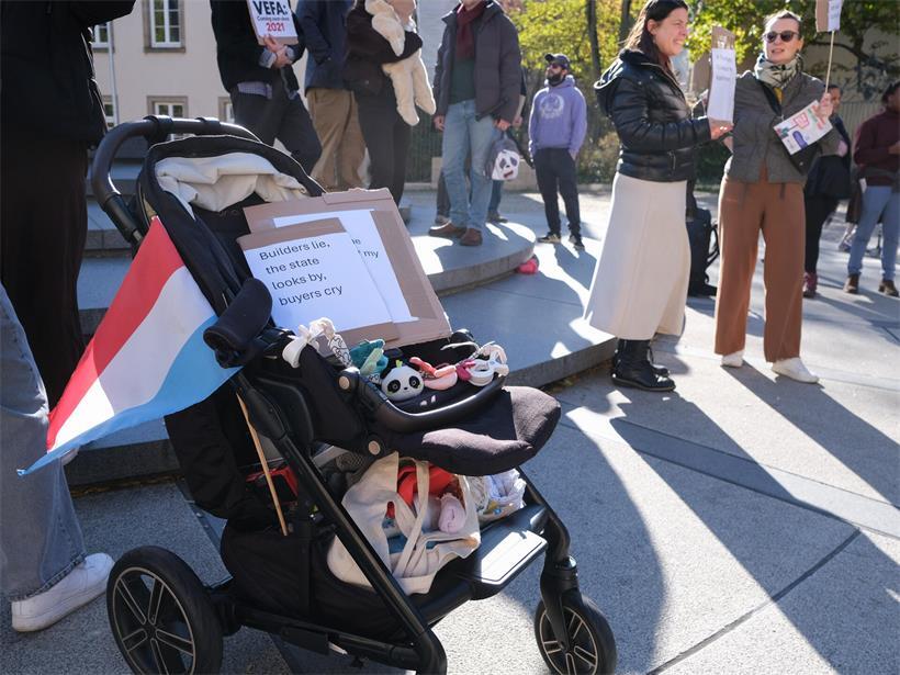 „Wir werden nicht aufgeben!“ Diese Botschaft stand am Samstag im Mittelpunkt der Demonstration, bei der Betroffene mehr Transparenz, schnellere Gerichtsverfahren und finanzielle Unterstützung forderten.
