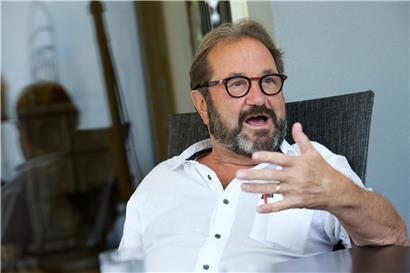  „Wir wissen alle, dass meine persönlichen Stimmen der Partei fehlen werden“, sagt Gast Gibéryen (70). Bei den Nationalwahlen 2018 bekam er über 8.000 Stimmen mehr als der Zweitgewählte auf der ADR-Liste im Südbezirk, Fernand Kartheiser, und fast 10.000 Stimmen mehr als Fred Keup, der ab Oktober Gibéryens Nachfolge im Parlament antreten wird.
