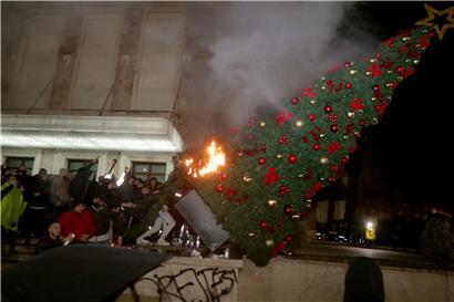 „Wir wollen Gerechtigkeit!“: Demonstranten haben den Weihnachtsbaum vor dem Sitz des Premiers angezündet
