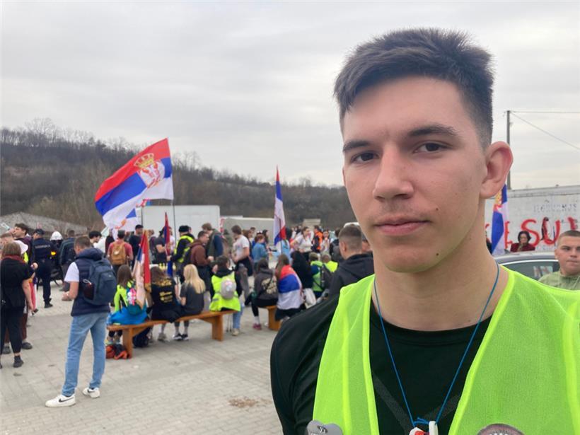 „Wir wollen diesen Staat verändern“: der Bauwirtschaftsstudent Vukasin Gajovic auf dem Sternmarsch nach Belgrad im serbischen Dorf Brdjani
