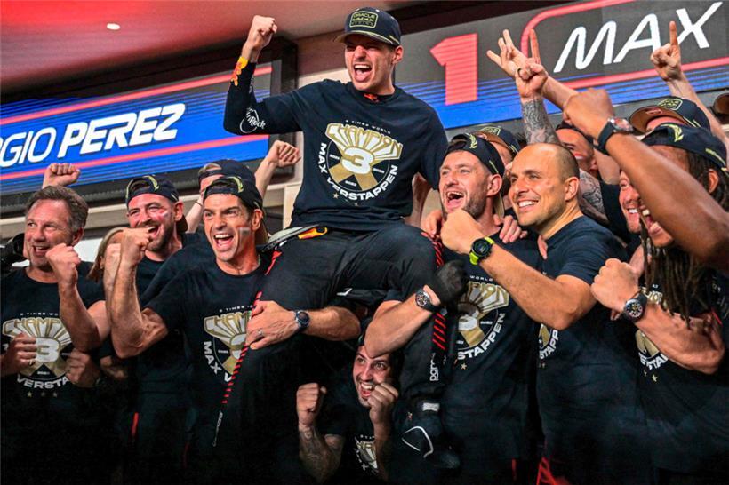 Wird von seinem Team gefeiert: Max Verstappen
