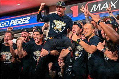 Wird von seinem Team gefeiert: Max Verstappen
