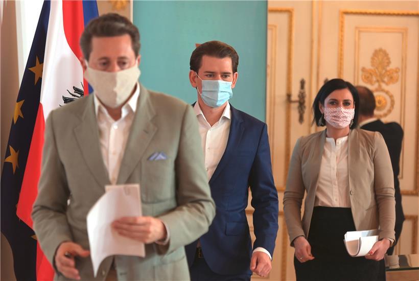 Wirtschaftskammerpräsident Harald Mahrer, Kanzler Sebastian Kurz und Tourismusministerin Elisabeth Köstinger tragen bei ihrer Ankunft zu einer Pressekonferenz zum Thema „Urlaub in Österreich“ Mundschutz
