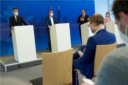 Wirtschaftsminister Franz Fayot, Energieminister Claude Turmes, Premier Xavier Bettel und Familienministerin Corinne Cahen am Montag in Sennigen
