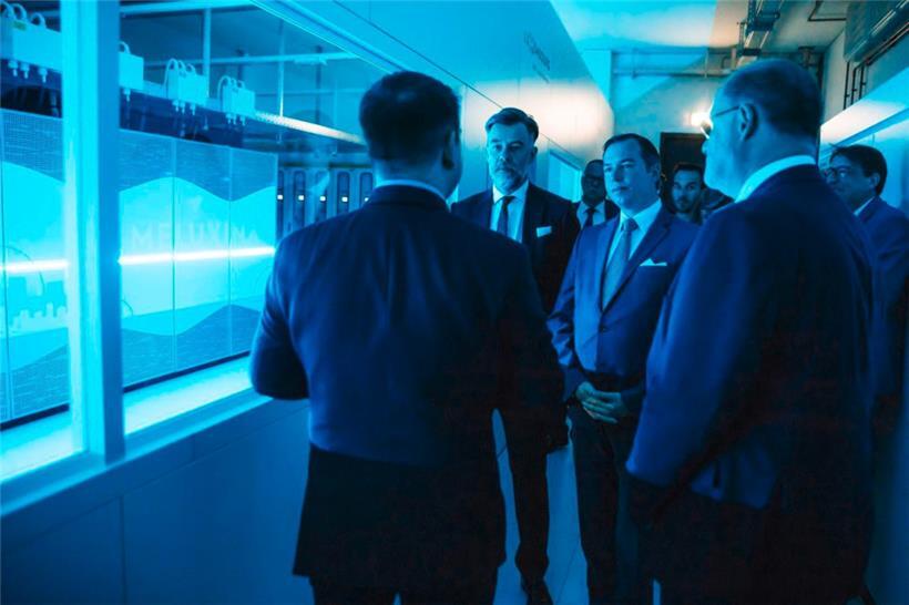 Wirtschaftsminister Franz Fayot, Erbgroßherzog Guillaume und Roger Lampach (LuxProvide) lassen sich von Valentin Plugaru (LuxProvide, links) Erklärungen geben.
