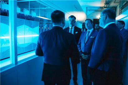 Wirtschaftsminister Franz Fayot, Erbgroßherzog Guillaume und Roger Lampach (LuxProvide) lassen sich von Valentin Plugaru (LuxProvide, links) Erklärungen geben.
