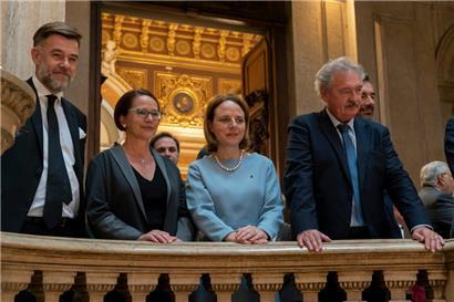 Wirtschaftsminister Franz Fayot, Finanzministerin Yuriko Backes, Integrationsministerin Corinne Cahen und Außenminister Jean Asselborn beim Empfang im Rathaus in Lissabon
