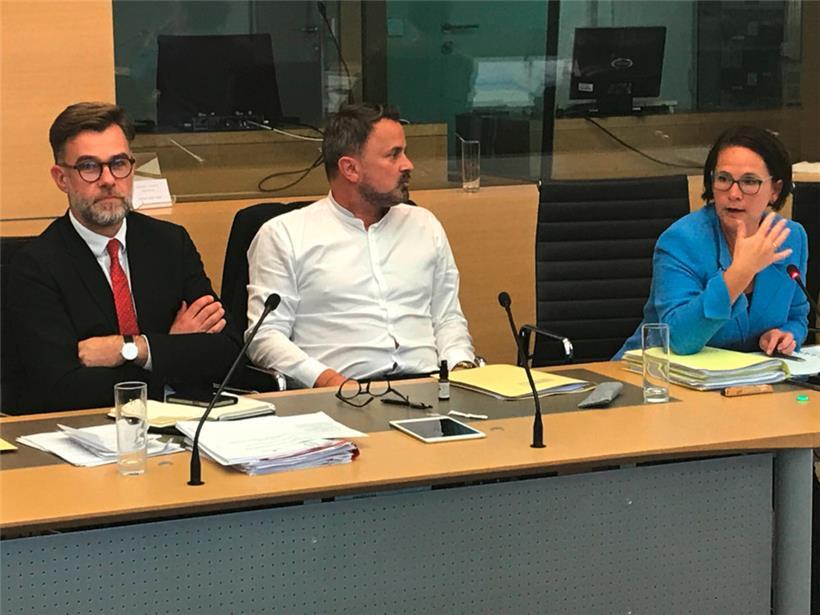 Wirtschaftsminister Franz Fayot (LSAP), Premierminister Xavier Bettel (DP) und Finanzministerin Yuriko Backes (DP) am Dienstagabend vor dem Tripartite-Ausschuss
