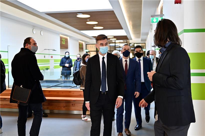 Wirtschaftsminister Franz Fayot bei der Besichtigung der neuen Räumlichkeiten von „Fast Track Diagnostics – Siemens Healthineers“
