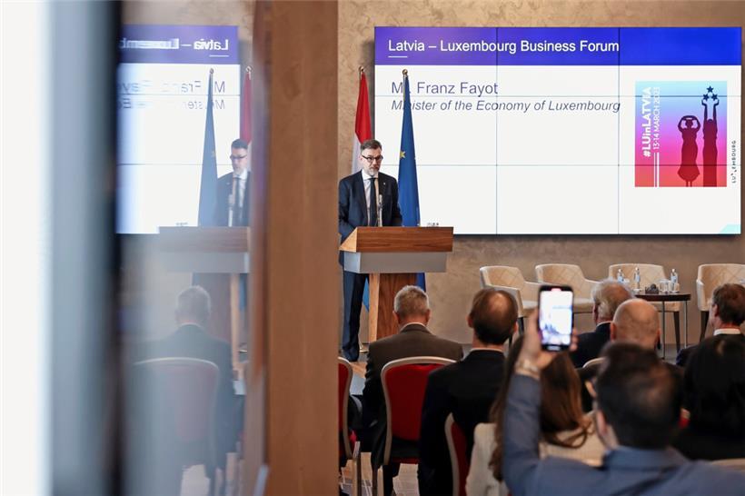 Wirtschaftsminister Franz Fayot beim Pressebriefing
