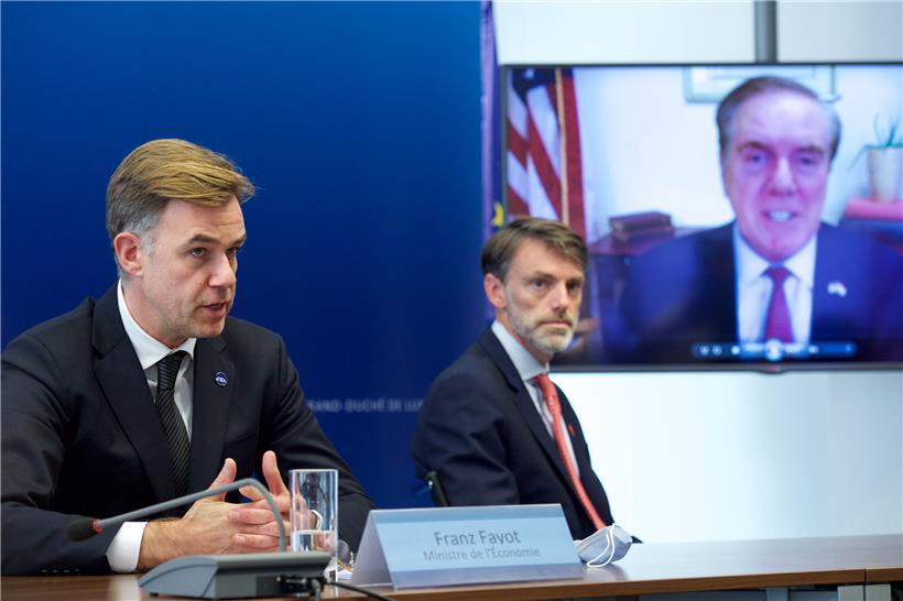 Wirtschaftsminister Franz Fayot (links) stellte gestern das Artemis-Abkommen vor. Rechts im Bild Casey Mace von der US-Botschaft und US-Botschafter Randy Evans, der eine Videobotschaft gesendet hatte.
