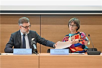 Wirtschaftsminister Franz Fayot mit Pascale Junker, „Chargée de direction“ von „Luxembourg Stratégie“
