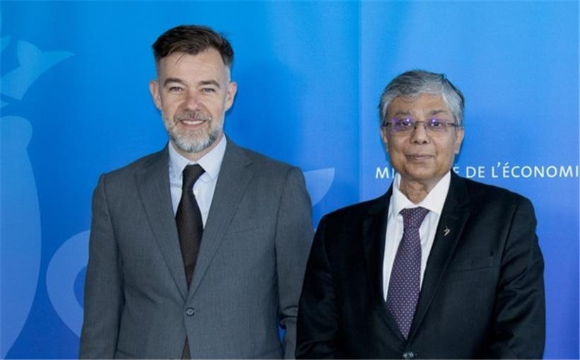 Wirtschaftsminister Franz Fayot mit Sanjay Samaddar, Geschäftsführer von ArcelorMittal Europe Long Products

