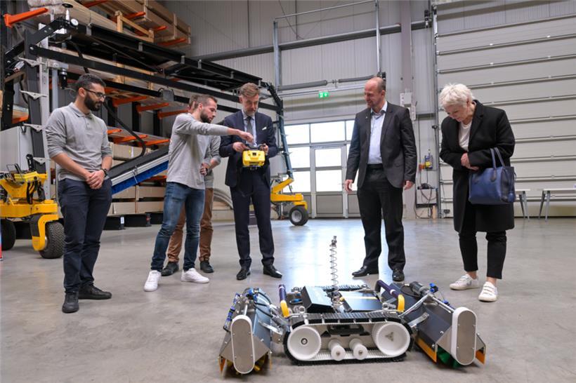 Wirtschaftsminister Franz Fayot testet einen der Roboter von SolarCleano

