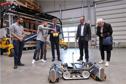 Wirtschaftsminister Franz Fayot testet einen der Roboter von SolarCleano
