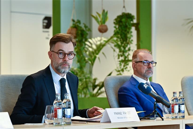 Wirtschaftsminister Franz Fayot zusammen mit ESA-Chef Josef Aschbacher
