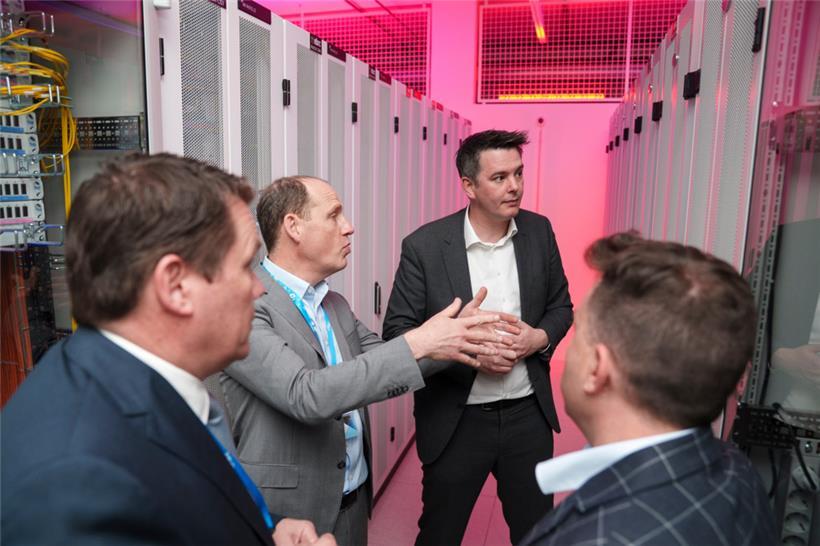 Wirtschaftsminister Lex Delles bei der Besichtigung des Datenzentrums in Kayl
