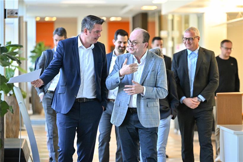 Wirtschaftsminister Lex Delles und Handwerkskammer-Direktor Tom Wirion im Gespräch bei Veranstaltung