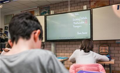 Wissenschaftliche Studien haben immer wieder gezeigt, dass Luxemburg im internationalen Vergleich eine hohe Quote von Klassenwiederholungen aufweist, die sich auf etwa 30 Prozent beläuft und mehr ausländische (40 Prozent) als luxemburgische Kinder (20 Prozent) betrifft
