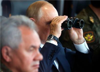 Wladimir Putin, Präsident von Russland, sieht während der gemeinsamen strategischen Übung der Streitkräfte von Russland und Belarus 2021 auf dem Truppenübungsplatz Mulino in der Region Nischni Nowgorod durch ein Fernglas
