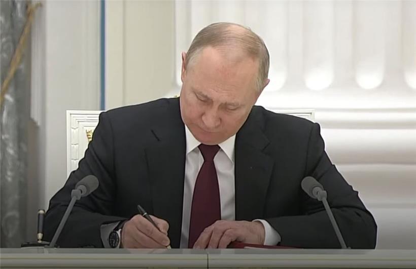 Wladimir Putin, Präsident von Russland, unterzeichnet ein Dokument zur Anerkennung der Unabhängigkeit der Separatistengebiete in der Ostukraine
