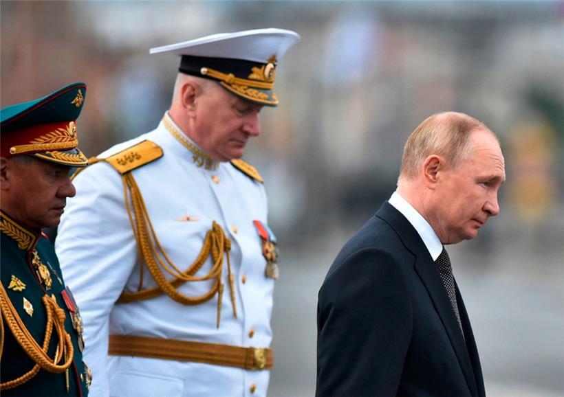 Wladimir Putin, der russische Verteidigungsminister Sergei Schoigu (l.) und der Oberbefehlshaber der Marine, Admiral Nikolai Yevmenow, während der gestrigen Parade
